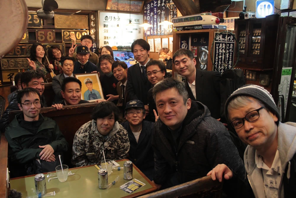 祐天寺の名物カレーステーション ナイアガラの店内の正面。C57機関車が見えます。