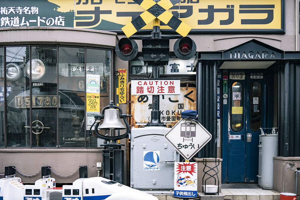 祐天寺の名物カレーステーション ナイアガラの店内の正面。C57機関車が見えます。