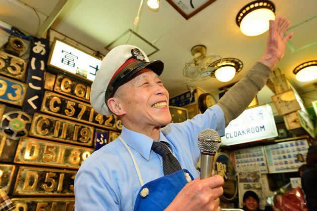 マイクで挨拶をする内藤駅長