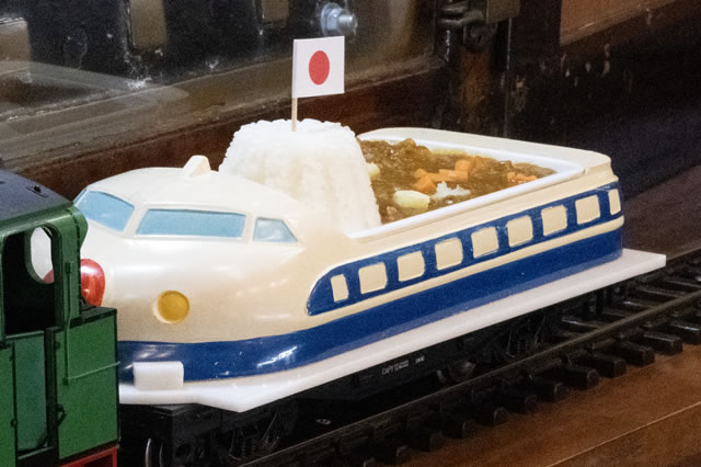 車内を新幹線で運ぶカレー