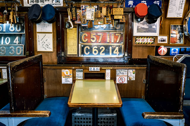 祐天寺名物 カレーステーション ナイアガラの車内